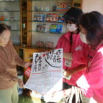 地区女性部で、地域の高齢者宅訪問をし交通安全を呼びかけました。女性部オリジナルカレンダーも配布しました。